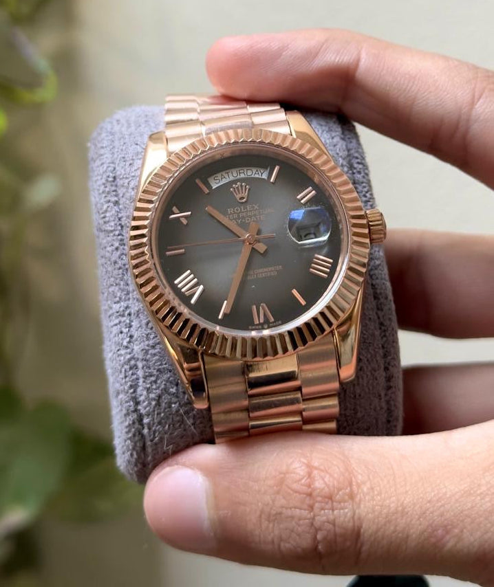Rolex Day-Date 40 in 18 ct Everose gold with a slate ombré dial.