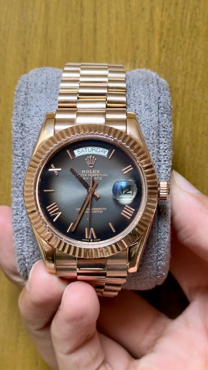 Rolex Day-Date 40 in 18 ct Everose gold with a slate ombré dial.