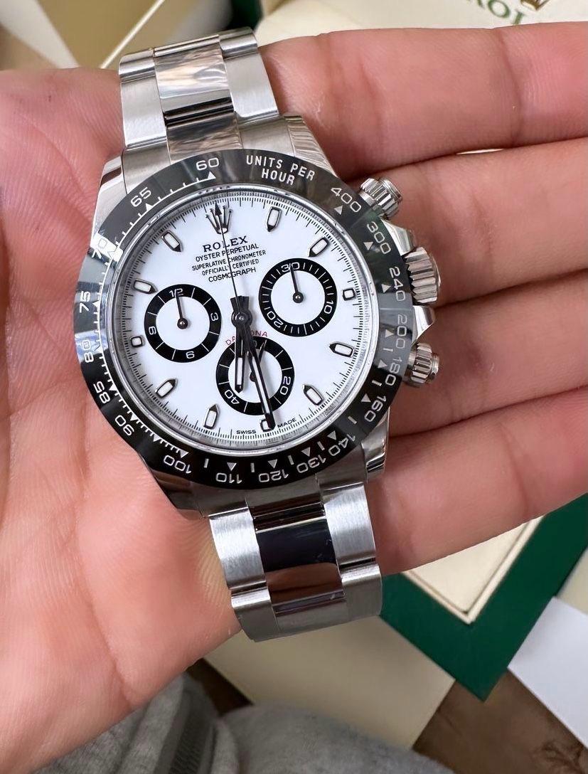 Rolex Oyster Perpetual Cosmograph Daytona in Oystersteel with a white dial watch.