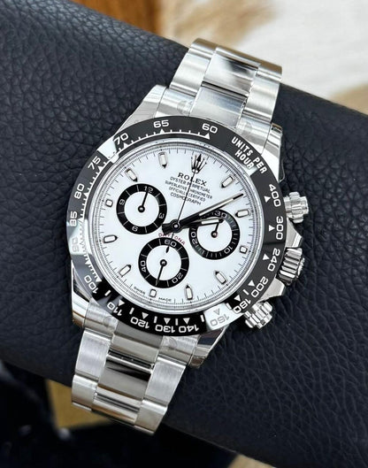 Rolex Oyster Perpetual Cosmograph Daytona in Oystersteel with a white dial watch.