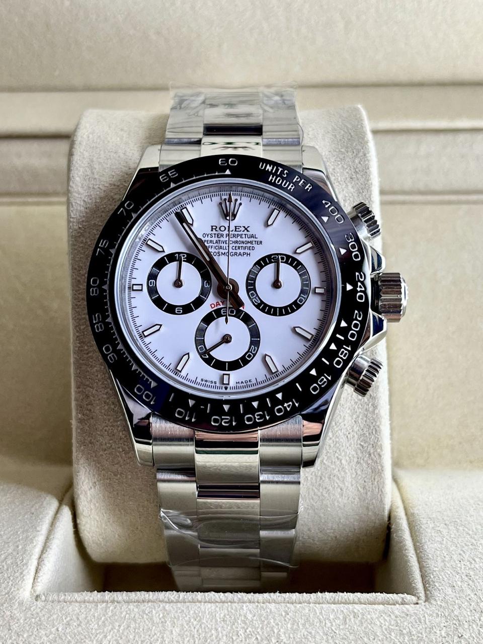 Rolex Oyster Perpetual Cosmograph Daytona in Oystersteel with a white dial watch.